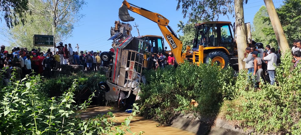 टिपरको ठक्करले उछिट्टिएर नहरमा डुबेको गाडी निकालिँदै। तस्बिर : विनोद सापकोटा/सेतोपाटी